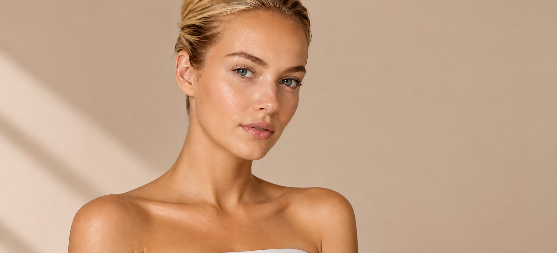 Hud efter spray tan behandling med jævn glød.