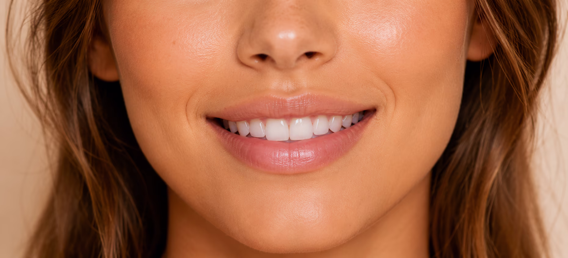 Før tandsmykke med naturligt smil uden sten på tanden
